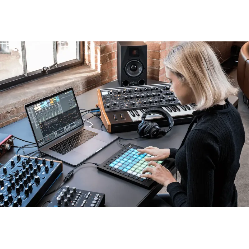 Surfaces de contrôle NOVATION - LAUNCHPAD-PRO-MK3 Matrice 8x8 RGB + 40 pads