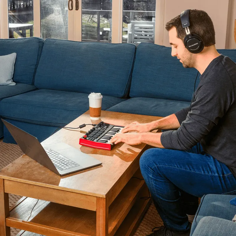 Clavier maître Akai AKAI PROFESSIONAL - MPKMINIPLAYMK3 Mini touches - USB 25 mini notes, 128 sons, 8 pads, écran OLED, HP