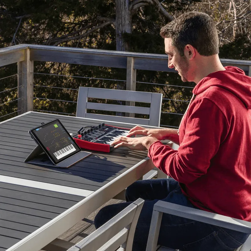 Clavier maître Akai AKAI PROFESSIONAL - MPKMINIPLAYMK3 Mini touches - USB 25 mini notes, 128 sons, 8 pads, écran OLED, HP