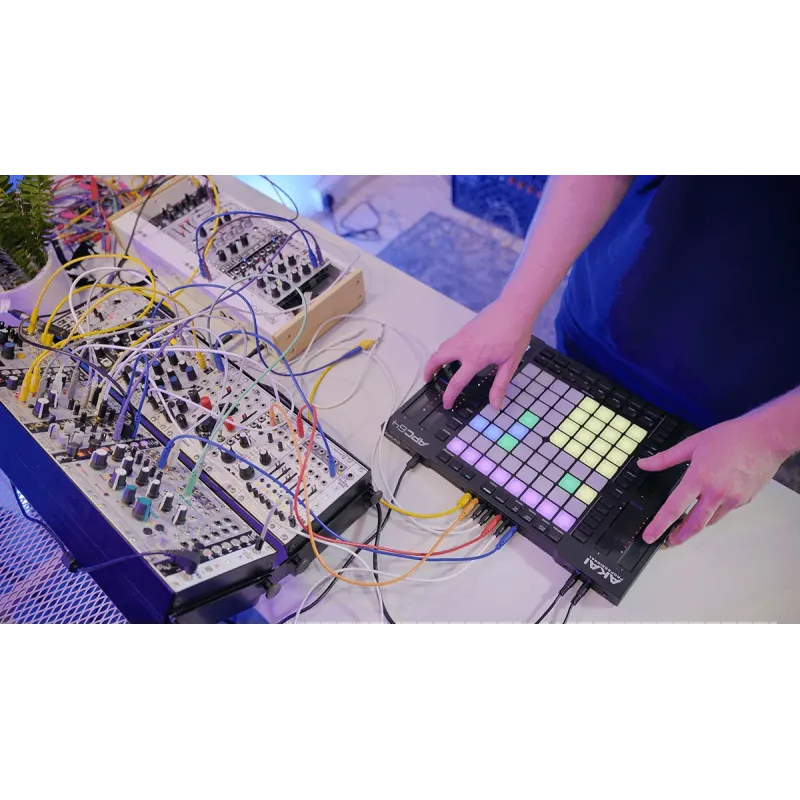 Contrôleur AKAI PROFESSIONAL - APC64 Pour Ableton - Contrôleur Ableton 8x8 pads, 8 bandes tactiles, CV/Gate