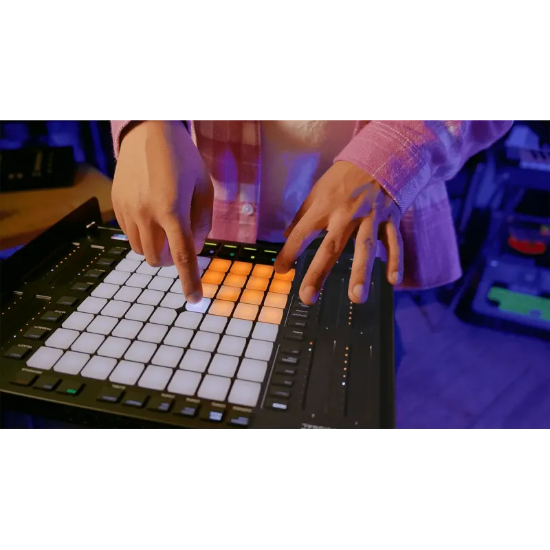 Contrôleur AKAI PROFESSIONAL - APC64 Pour Ableton - Contrôleur Ableton 8x8 pads, 8 bandes tactiles, CV/Gate