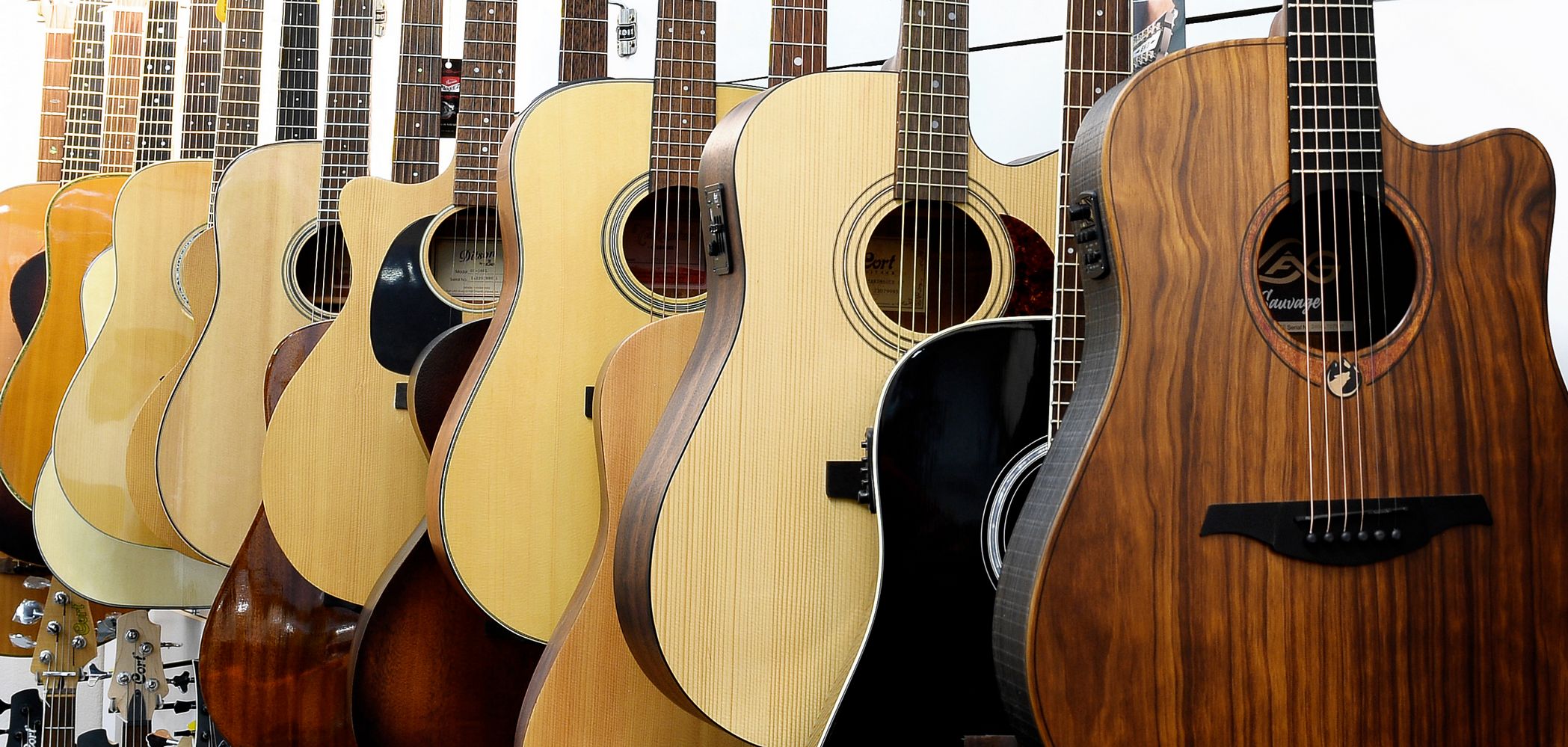 De multiples guitares sont accrochées à un mur